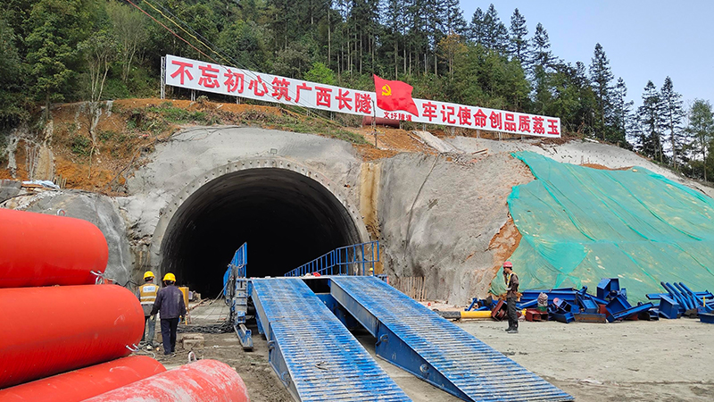藍(lán)海智裝LTYQ12B移動(dòng)棧橋助力廣西長(zhǎng)隧文圩隧道建設(shè)