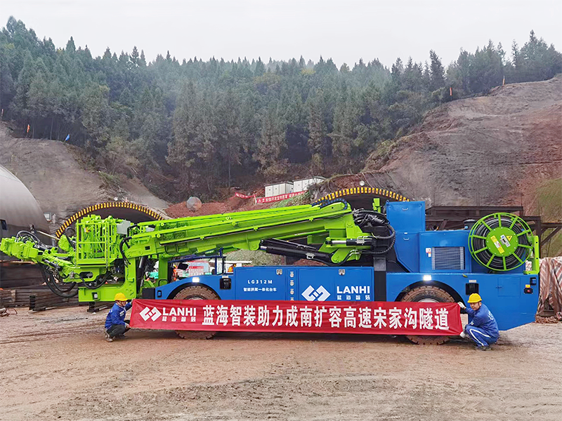 藍(lán)海智裝LG312M智能拱架臺(tái)車(chē)-助力成南擴(kuò)容高速宋家溝隧道